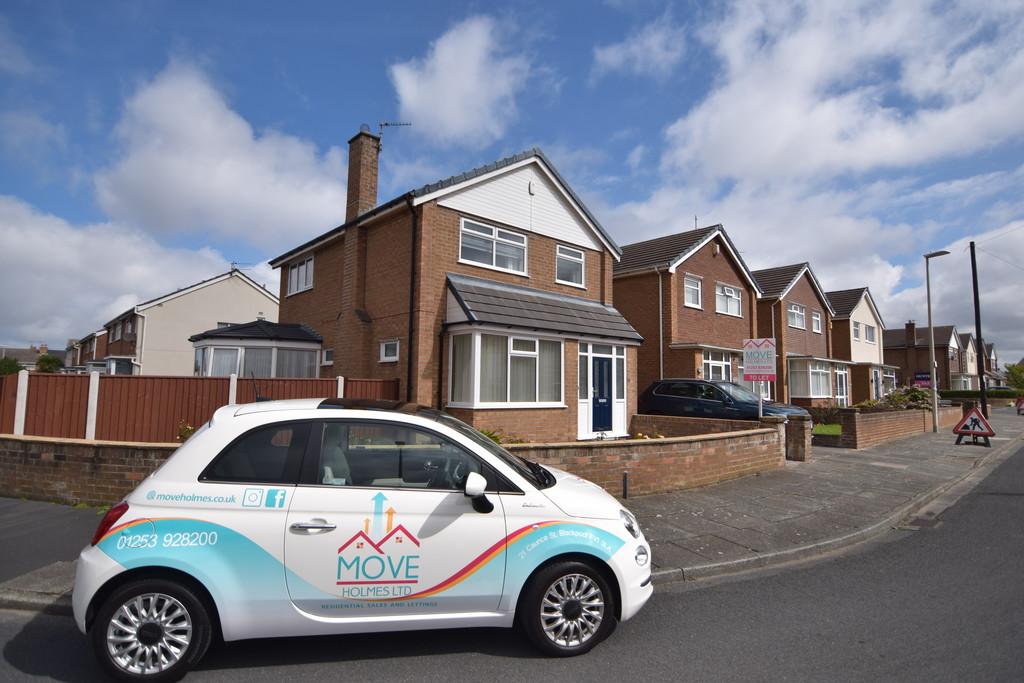 Kidbrooke Avenue, Blackpool 3 bed detached house £900 pcm (£208 pw)