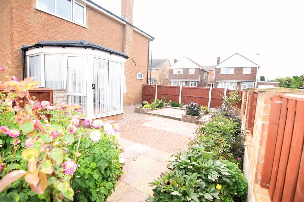 Kidbrooke Avenue, Blackpool 3 bed detached house £900 pcm (£208 pw)