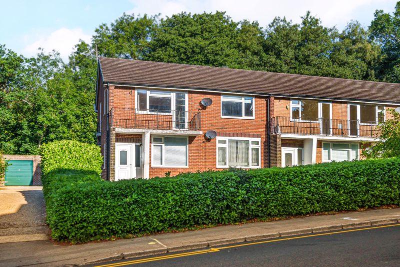 Weydown Road, Haslemere 2 bed £1,250 pcm (£288 pw)
