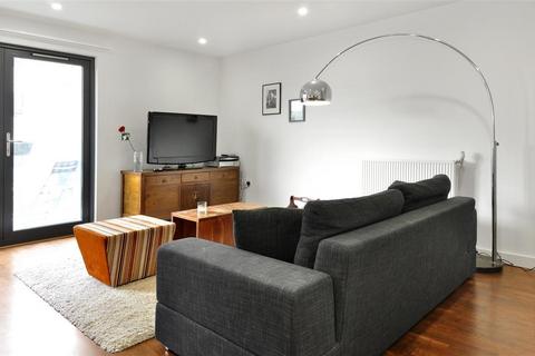 2 bedroom apartment to rent - Holly Street, Dalston, E8