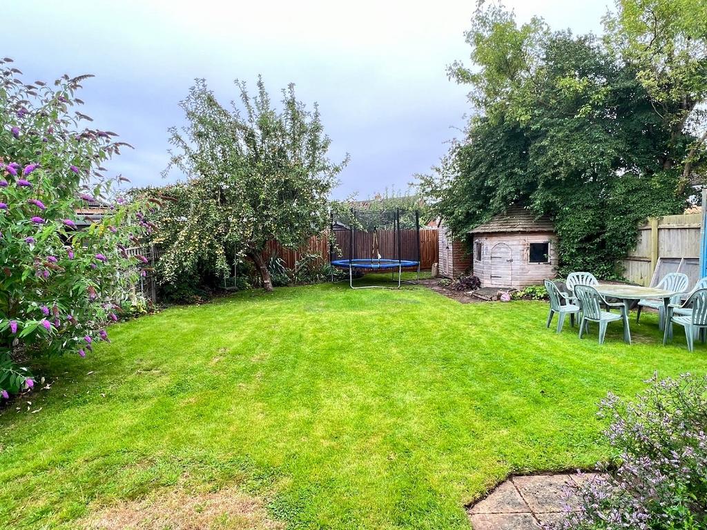 Belvoir Drive, Barton Seagrave, Kettering 3 bed semidetached house for