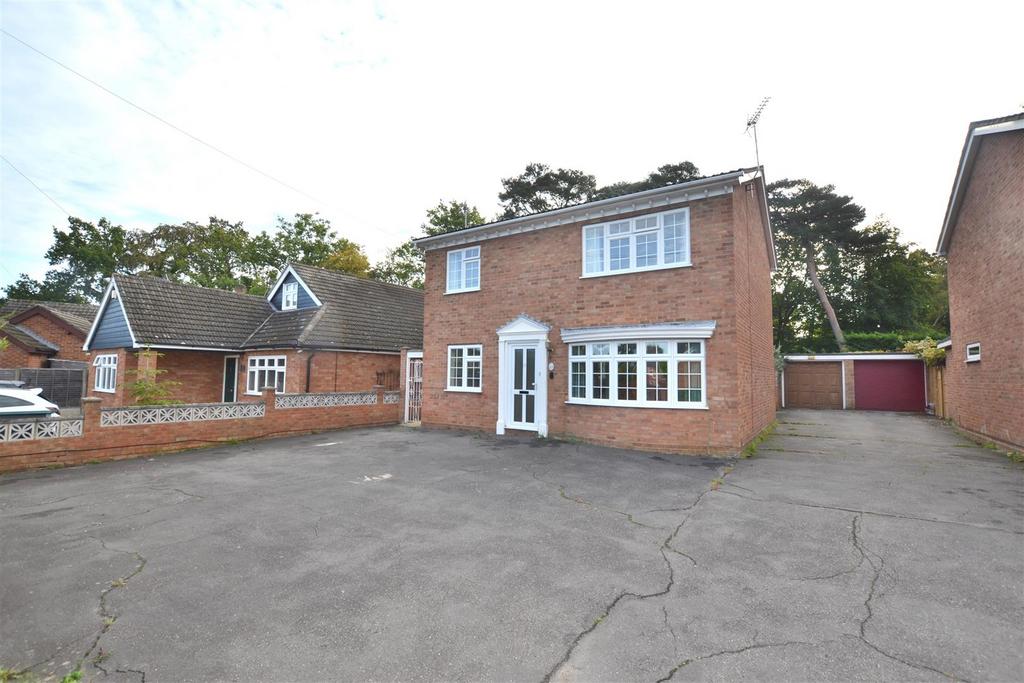Rochester Grove, Fleet GU51 4 bed detached house for sale £625,000