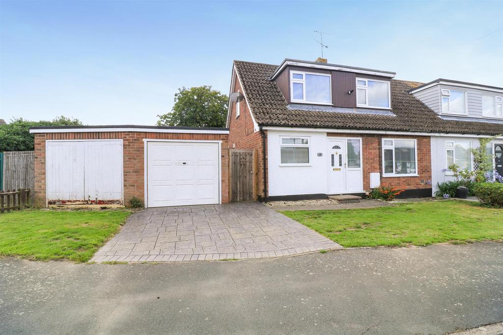 Willow Crescent, Hatfield Peverel, Chelmsford 2 bed semidetached house