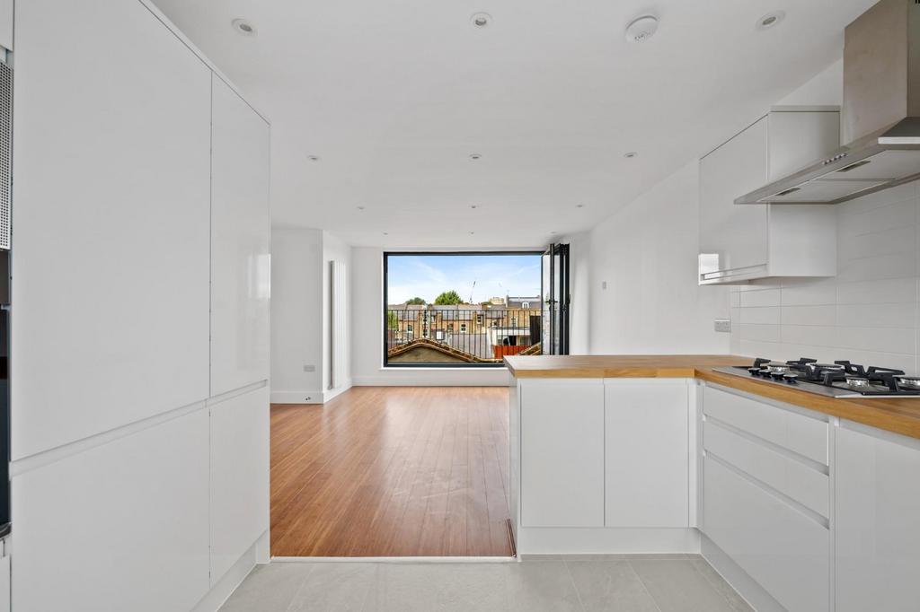 Milton Grove, London, N16 3 bed apartment for sale £800,000