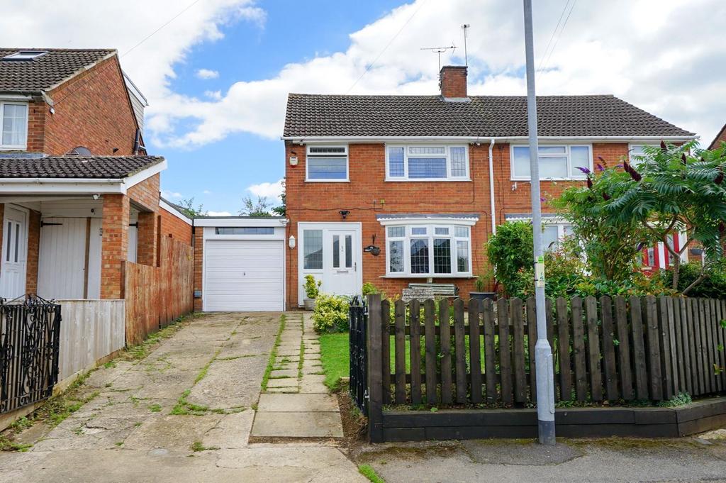 Highfield Road, Leighton Buzzard 3 bed semidetached house for sale £