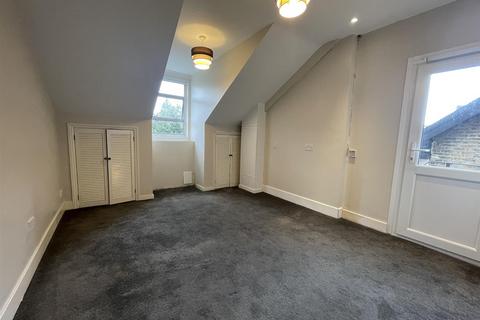 2 bedroom flat to rent, Croham Road, South Croydon