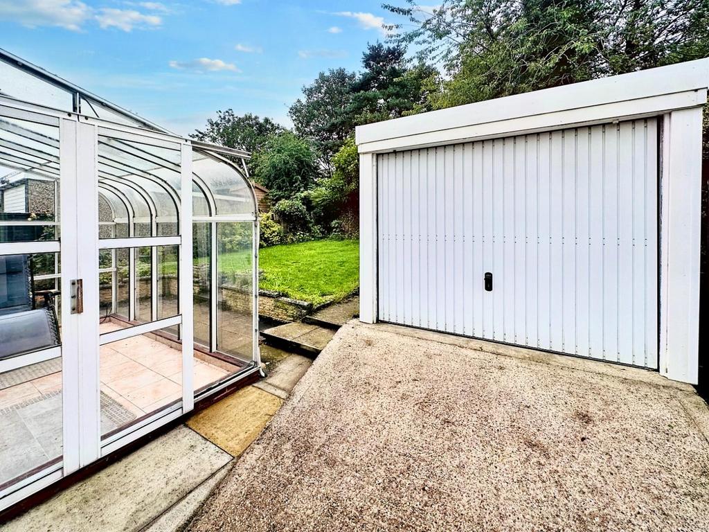 Detached garage