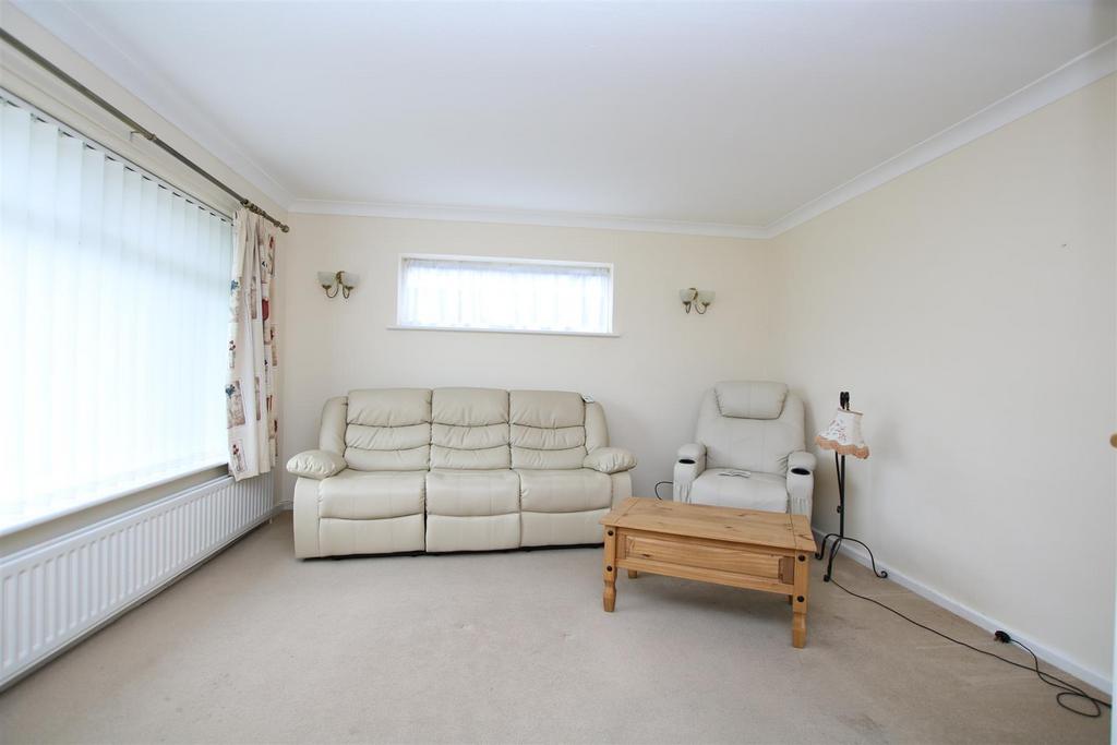The Gables, Southwater, Horsham 2 bed detached bungalow £1,475 pcm (£340 pw)