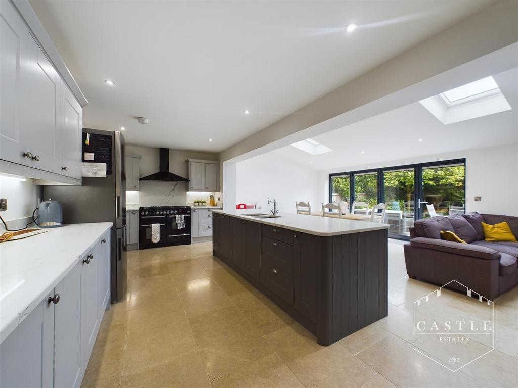 Open plan living kitchen/dining area