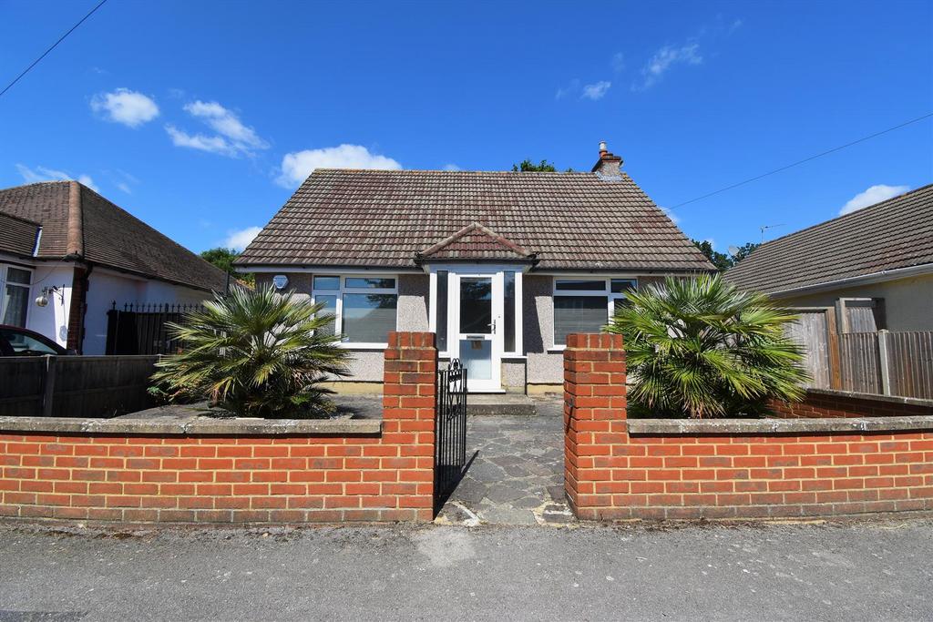 Linden Avenue, Ruislip HA4 2 bed detached bungalow £1,750 pcm (£404 pw)