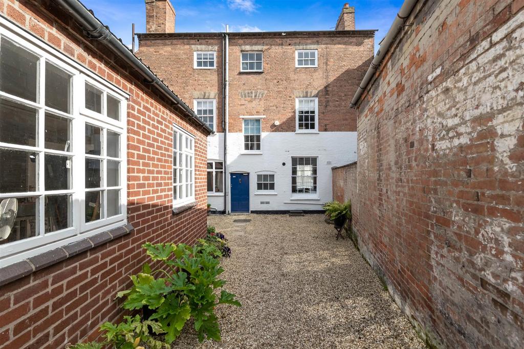 Jury Street, Warwick 5 bed townhouse £2,695 pcm (£622 pw)