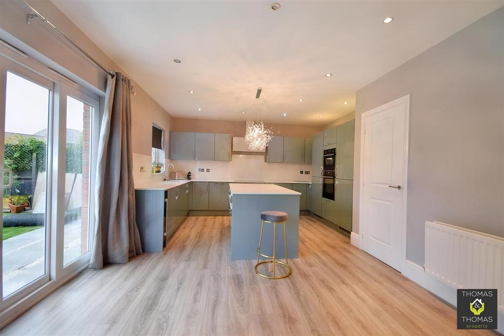 Bridge Keepers Way, Hardwicke 4 bed detached house £550,000