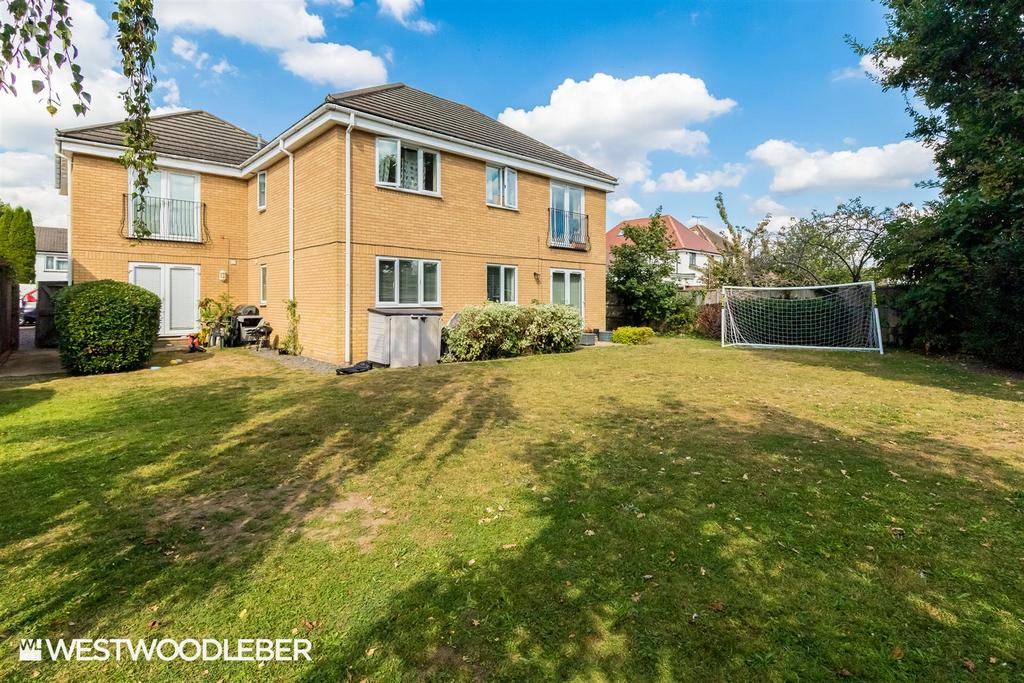 Salisbury Road, Hoddesdon EN11 2 bed apartment £270,000