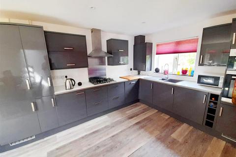 5 bedroom detached house for sale, Barnetts Field, Westergate