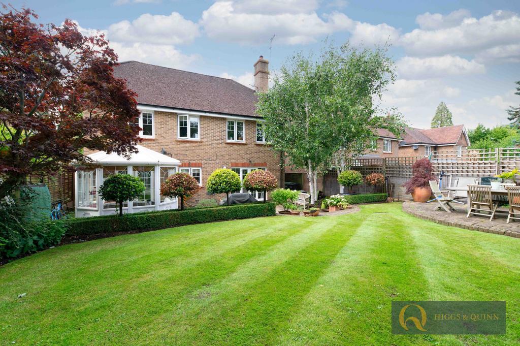Leatherhead 5 bed detached house £3,750 pcm (£865 pw)