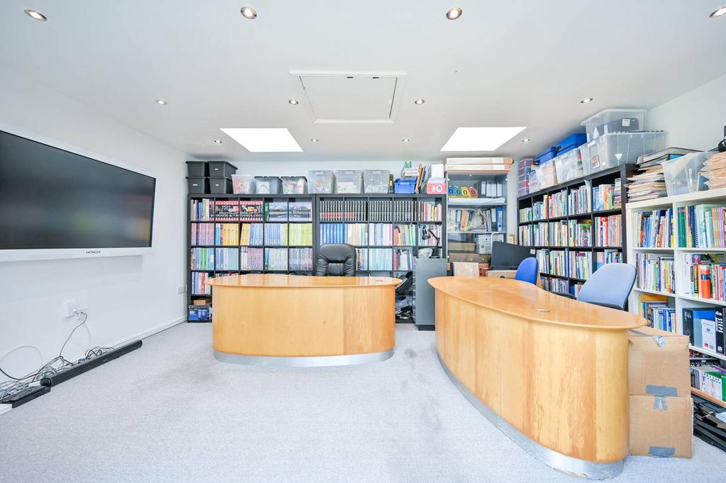 Redfern Avenue, Whitton, Hounslow, TW4 3 bed semidetached house for