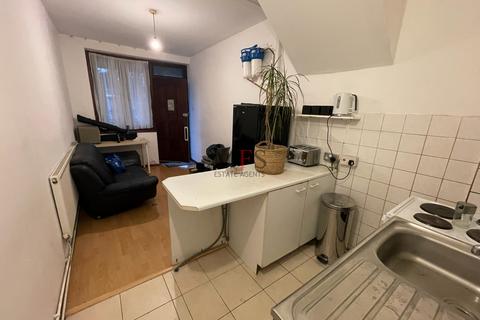 undefined, The Glen, Southall, UB2