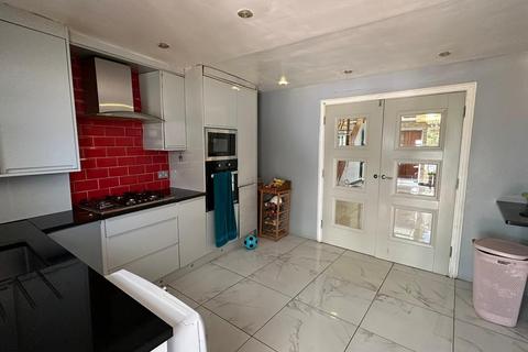 3 bedroom end of terrace house for sale, Bixley Close, Southall, Greater London, UB24EL