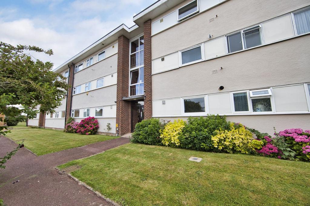 Lord Warden Avenue, Walmer, CT14 2 bed ground floor flat for sale £265,000