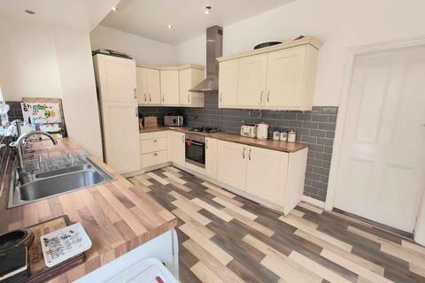 3 bedroom end of terrace house for sale, Piggott Street, Brighouse HD6
