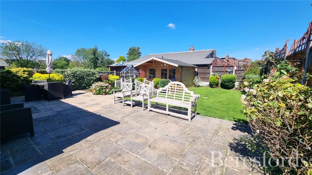 Hillfoot Road, Romford, RM5 5 bed semidetached house for sale £595,000