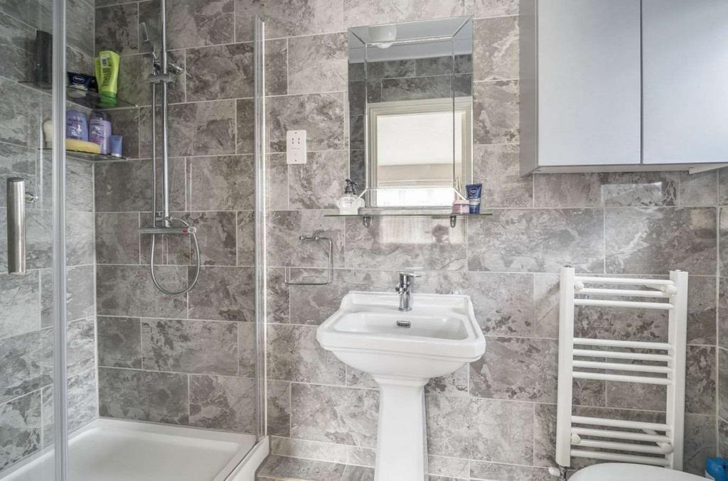 Ensuite to Bed 1