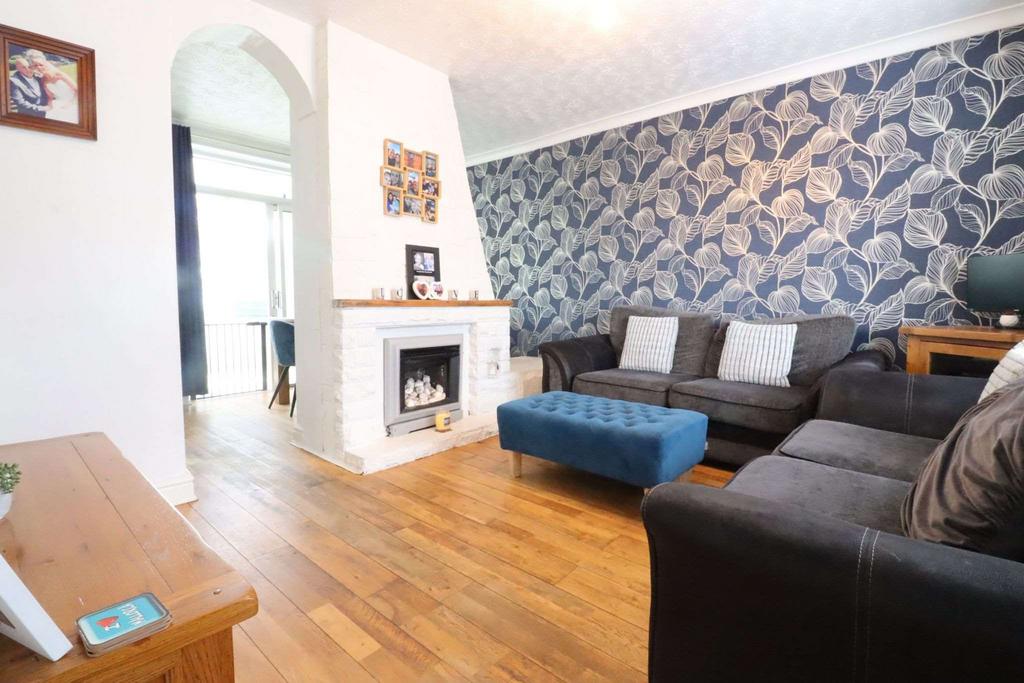 Hattersley Road West, Hyde SK14 3LF 3 bed terraced house £190,000