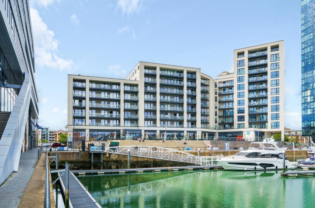 Maritime Walk, Ocean Village, Southampton, SO14 3 bed apartment for