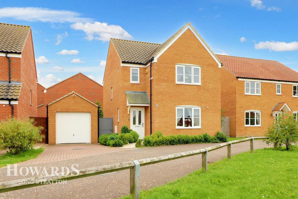 Harvest Way, Harleston 3 bed detached house for sale £310,000