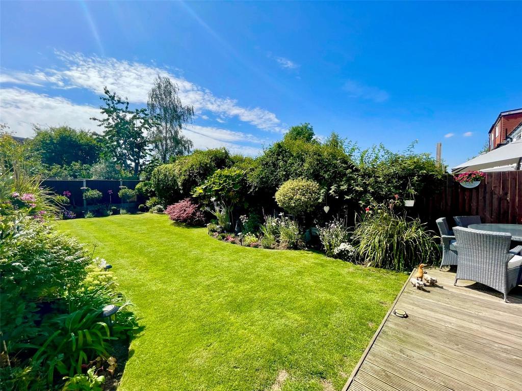 Highlands Boulevard, LeighonSea, Essex, SS9 3 bed semidetached house