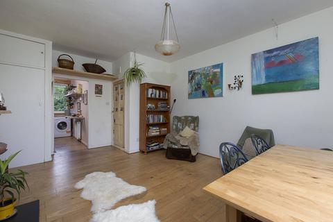 25/3 Redbraes Place, Edinburgh, EH7 4LH