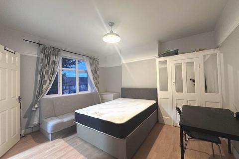 Studio to rent, The Approach, Acton, W3 7PA