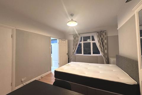 Studio to rent, The Approach, Acton, W3 7PA