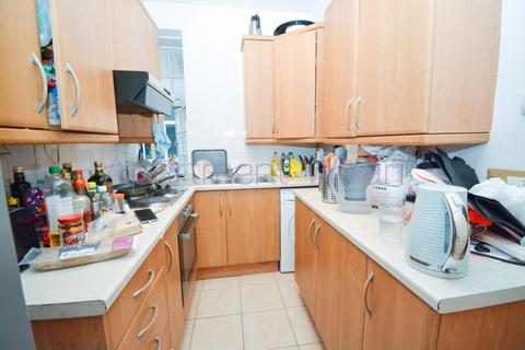 1 bedroom in a flat share to rent, Porchester Road    (Paddington), London, W2
