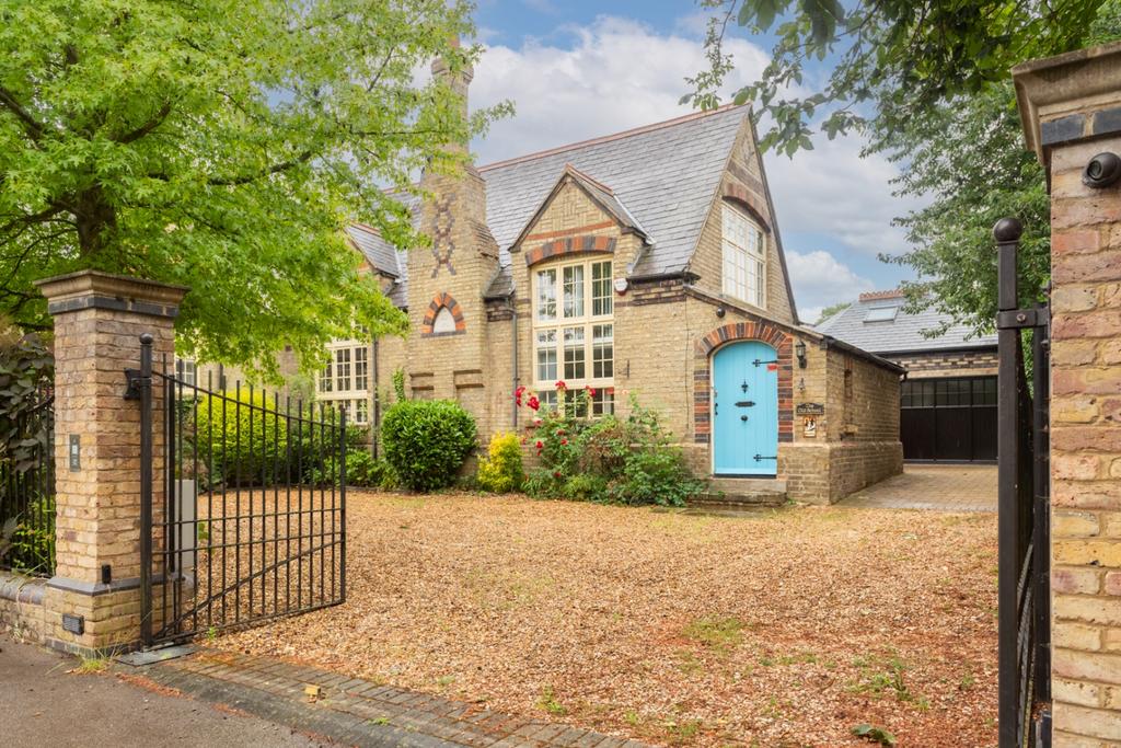 Woughton Park, Milton Keynes 5 bed detached house £3,995 pcm (£922 pw)