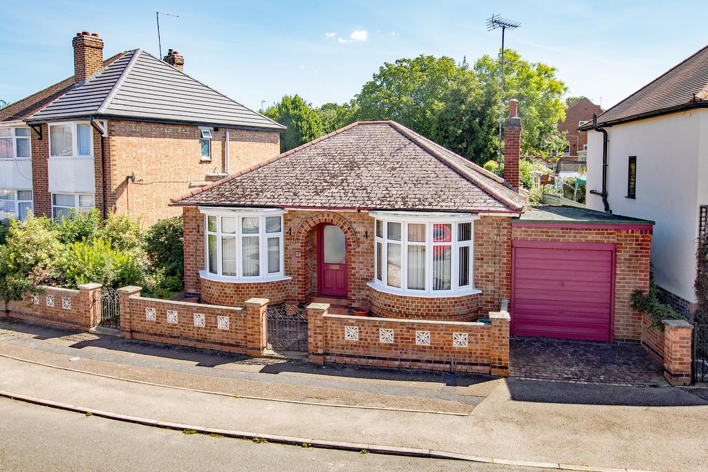 Boddington Road, Kettering, NN15 2 bed detached bungalow for sale £