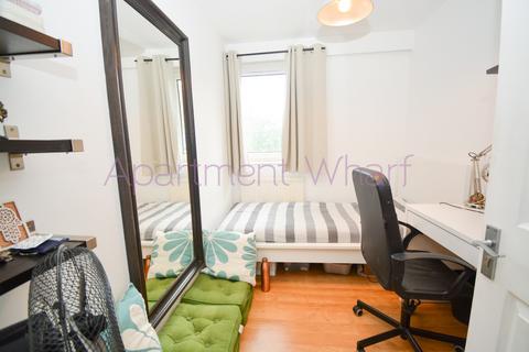 1 bedroom in a flat share to rent, Kiln Court, London, E14
