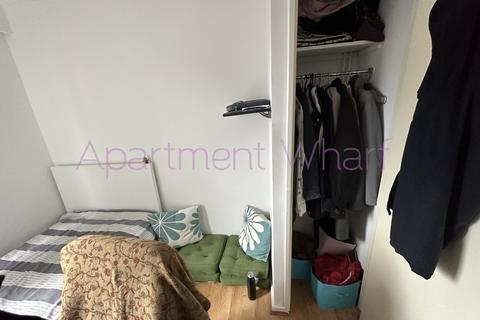 1 bedroom in a flat share to rent, Kiln Court, London, E14