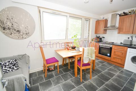 1 bedroom in a flat share to rent, Kiln Court, London, E14