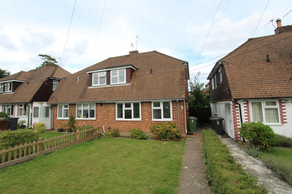 Lyndum Close, Petersfield, Hampshire... 3 bed semidetached house to