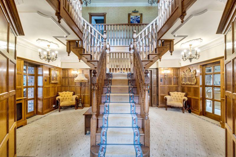Moor Hall Drive, Four Oaks, Sutton Coldfield, B75 6LR 4 bed detached