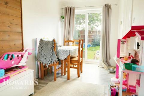26 Buttercup Close, Carlton Colville, Lowestoft, NR33 8NW