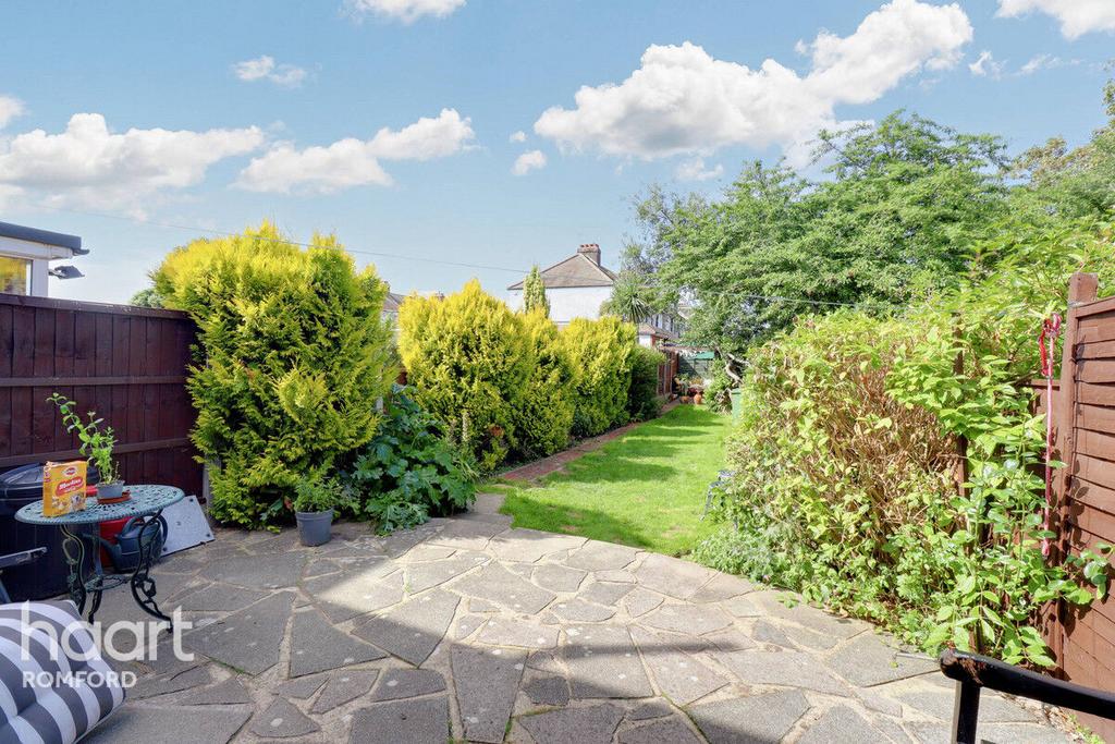 Crow Lane, Romford 3 bed terraced house for sale £425,000
