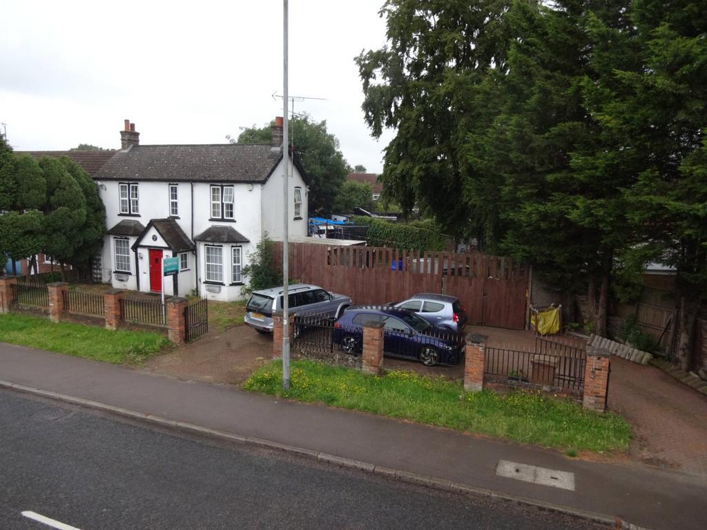 Toddington Road, Luton, Bedfordshire, LU4 4 bed detached house for sale