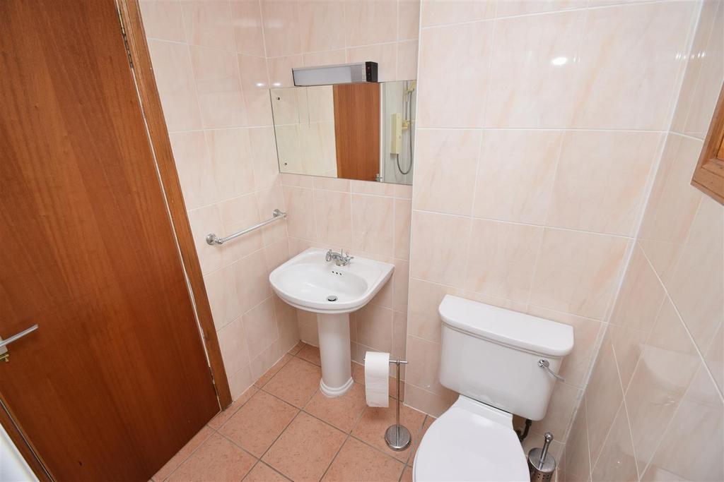 Downstairs shower room (2).jpg