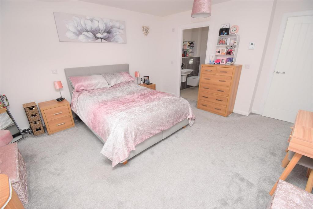 Bedroom two(2).jpg