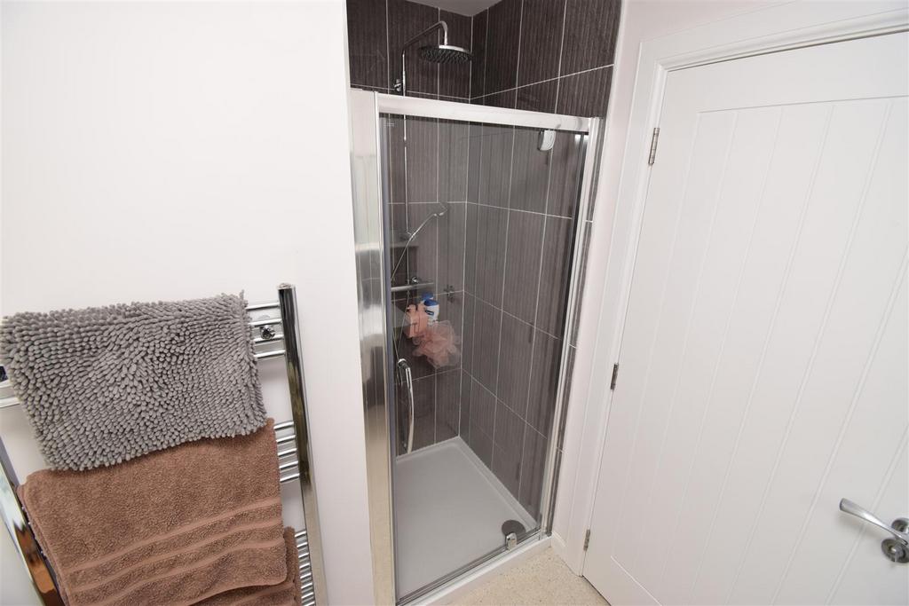 En suite shower room (2).jpg