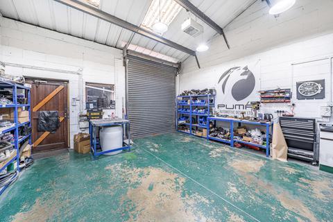 Workshop & retail space to rent, Monks Way Industrial Estate, Lincoln, LN2