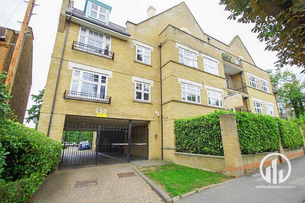 Rosendale Road, London, SE24 3 bed flat £2,650 pcm (£612 pw)