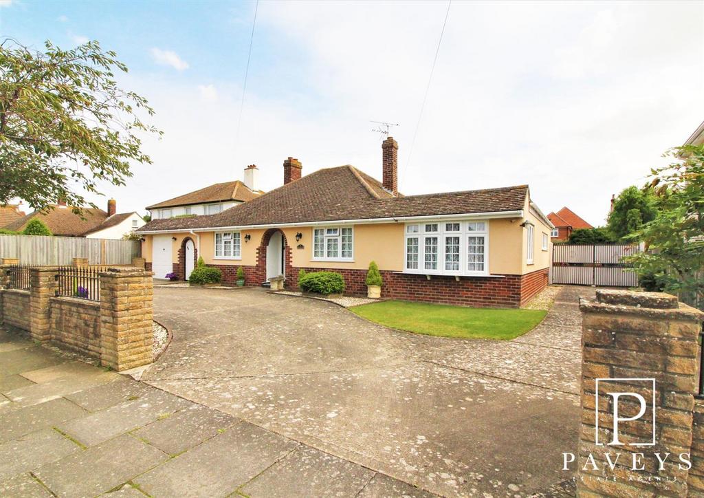Upper Fourth Avenue, FrintonOnSea 3 bed detached bungalow for sale